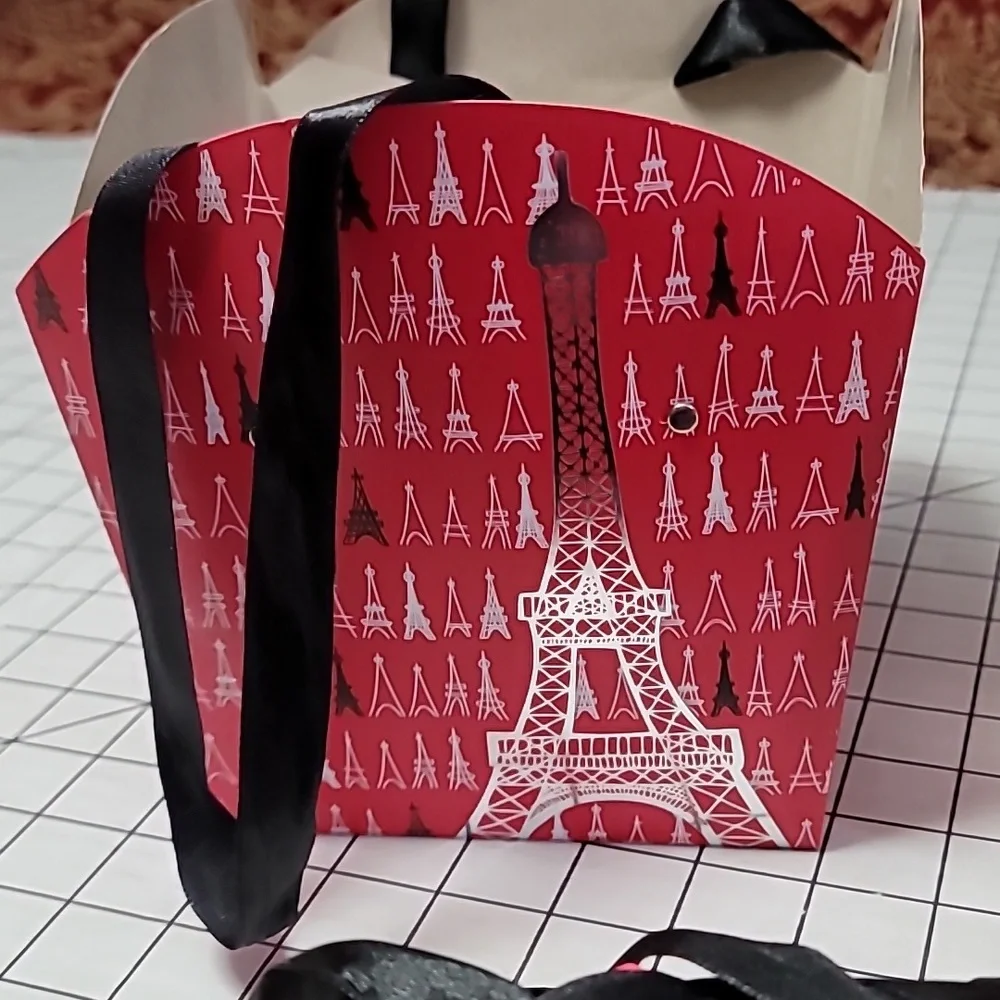 Gift Bag, 7 Pink and 1 Red Eiffel Tower Gift Bags,‎ Base 5.25x5.25 High 5.75 NIB